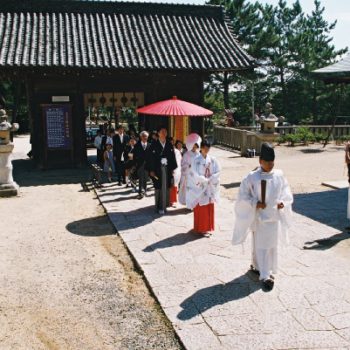 和装での花嫁行列は神前式ならでは