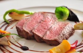 メインはやわらかいお肉をお箸でも食べられるように