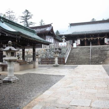 提携の神社境内