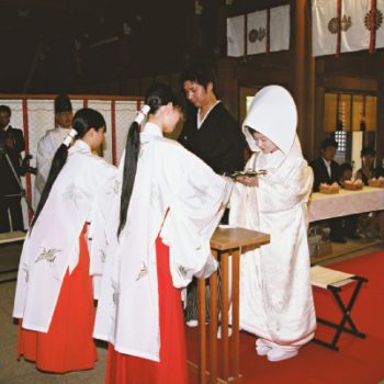 日本人ならではの伝統衣裳の白無垢で