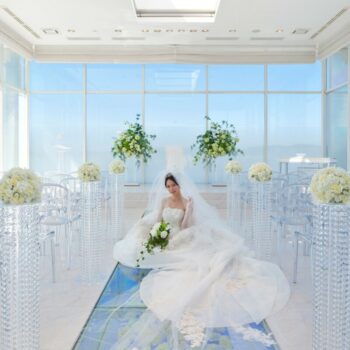 Natural Wedding TERRAコラボ　天空のチャペルにはバラが敷き詰められたガラスのバージンロード